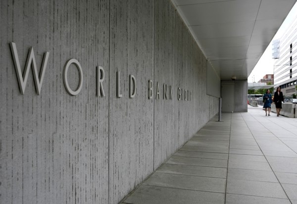 nhan vien buc xuc voi ke hoach tai cau truc cua world bank