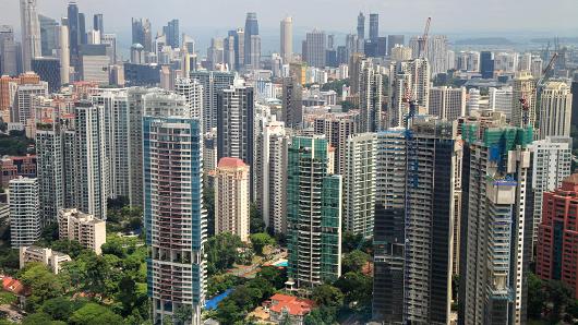 Ngân hàng Singapore thở phào vì bất động sản hạ giá