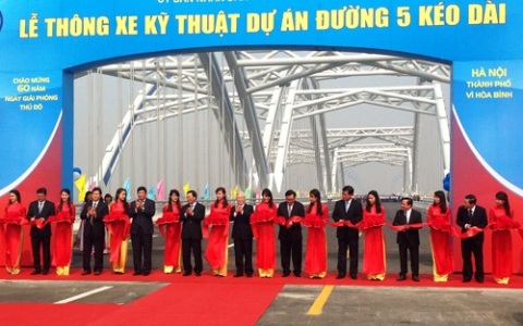 ha noi chinh thuc thong xe duong 5 keo dai va cau dong tru