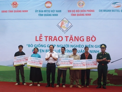 Quảng Ninh trao tặng 226 con bò giống giúp người nghèo xã biên giới