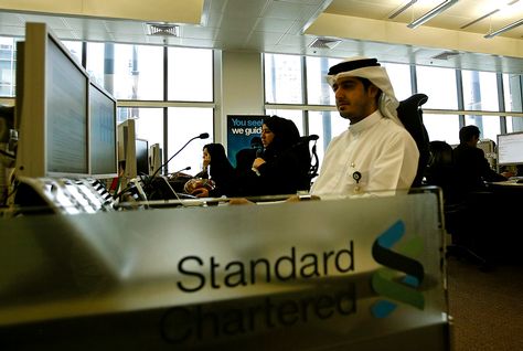 Standard Chartered đóng hàng ngàn tài khoản tại UAE đề phòng rửa tiền