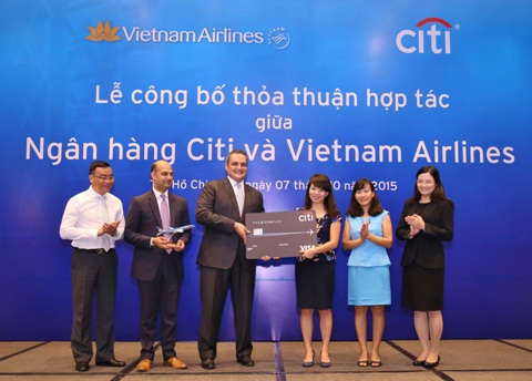 Dai dien Citi Viet Nam va Vietnam  Airlines trao bieu tuong hop tac