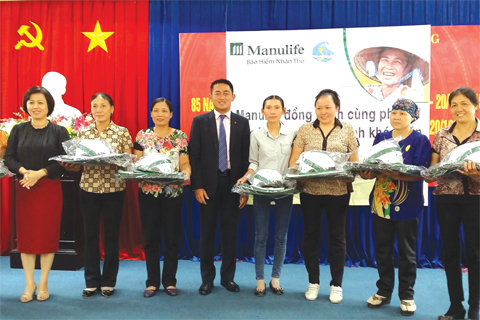 L&atilde;nh đạo Manulife trao qu&agrave; cho kh&aacute;ch h&agrave;ng tham gia bảo hiểm