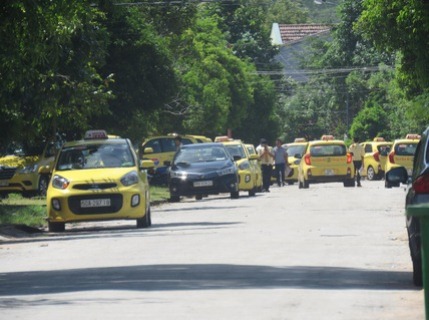 Hà Nội tập trung xử lý taxi đón, trả khách sai quy định