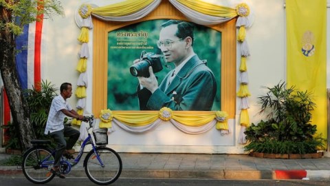 Chứng khoán, ngân hàng Thái Lan vẫn mở cửa trong ngày quốc tang