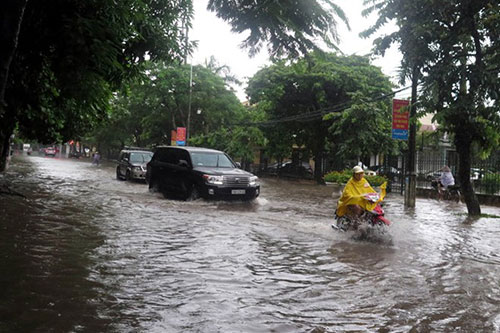 Mưa lớn ở nhiều nơi, nguy cơ cao ngập lụt ở Trung và Nam Bộ