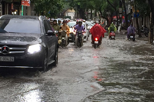 Miền Bắc mưa giảm, Bắc miền Trung đề phòng dông sét, gió giật mạnh