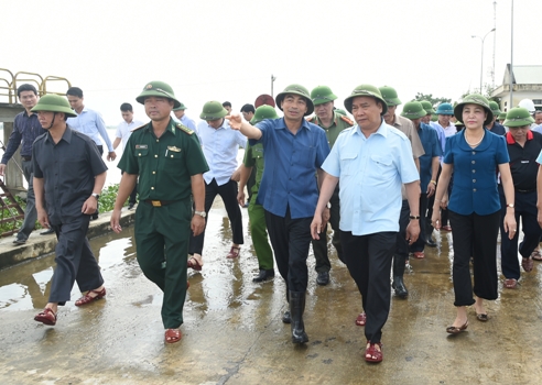 Hủy mọi cuộc họp, Thủ tướng đi thị sát, chỉ đạo hộ đê tại Ninh Bình