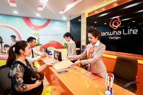 2. Khách hàng giao dịch ở Trung tâm phục vụ khách hàng của Hanwha Life tại TP.HCM.jpg