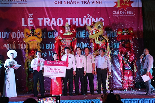 agribank trao thuong 1 ty dong cho khach hang tai tra vinh