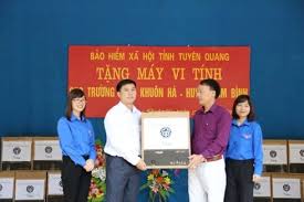 Tuyên Quang: BHXH tỉnh trao tặng máy vi tính cho trường học