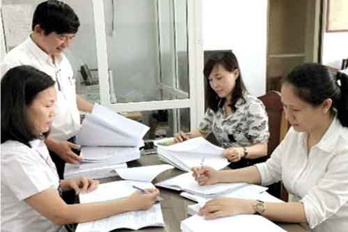 Cán bộ KBNN Đà Nẵng đang kiểm tra các hồ sơ