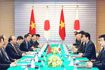 Thủ tướng Nguyễn Xuân Phúc hội đàm với Thủ tướng Nhật Bản