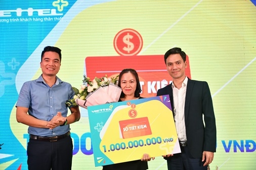 mot khach hang o lam dong duoc chuong trinh viettel trao thuong 1 ty dong