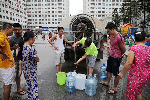 Hà Nội: Cung cấp nước sạch miễn phí cho các khu dân cư bị ảnh hưởng từ nước sông Đà
