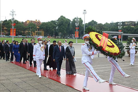 Lãnh đạo Đảng, Nhà nước và các đại biểu Quốc hội vào Lăng viếng Chủ tịch Hồ Chí Minh