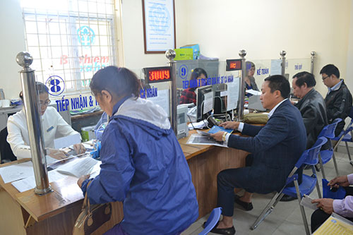 Người dân đến giao dịch tại bộ phận Một cửa Bảo hiểm xã hội quận Thanh Xuân, Hà Nội.