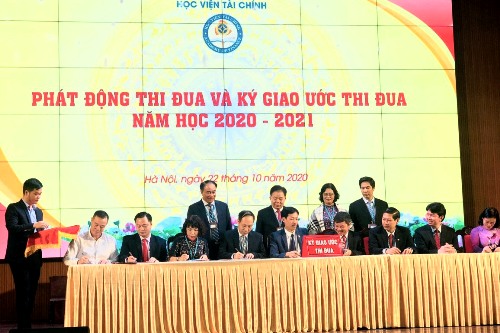 Học viện Tài chính khai giảng năm học mới và ký giao ước thi đua