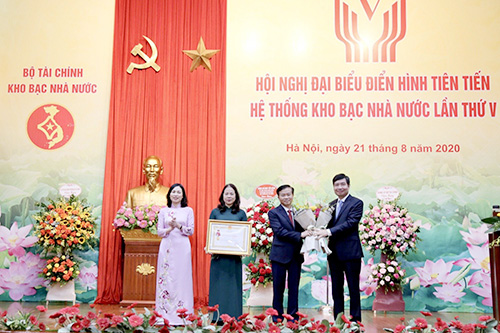 Thứ trưởng Tạ Anh Tuấn trao Huân chương Lao động Hạng Nhất