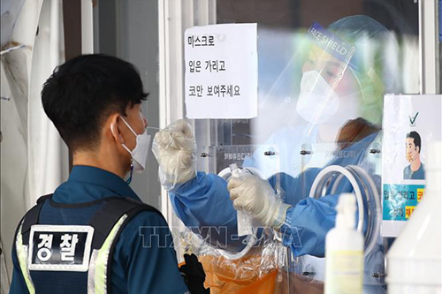 Nhân viên y tế lấy mẫu xét nghiệm COVID-19 tại Seoul, Hàn Quốc, ngày 26/9/2021.
