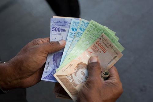 Venezuela tiến hành cải cách tiền giấy để đối phó với siêu lạm phát