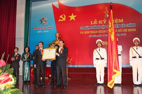hoc vien tai chinh don nhan huan chuong ho chi minh