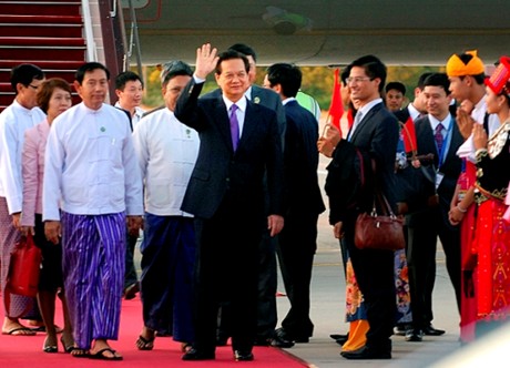 Thủ tướng Nguyễn Tấn Dũng tới Myanmar dự Hội nghị Cấp cao ASEAN 25