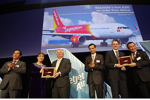 tặng quà luu niệm cho lãnh đạo Airbus và CFM