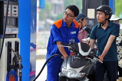 Giá xăng giảm 771 đồng/lít