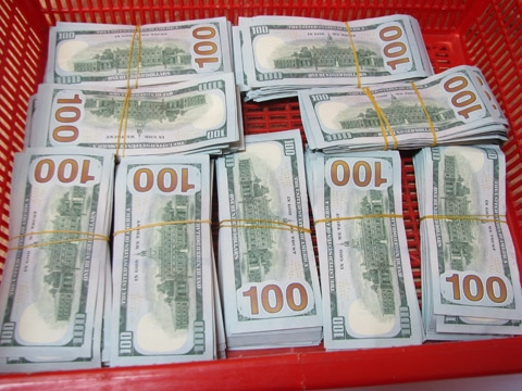 hai quan san bay tan son nhat bat giu vu van chuyen trai phep 90000 usd