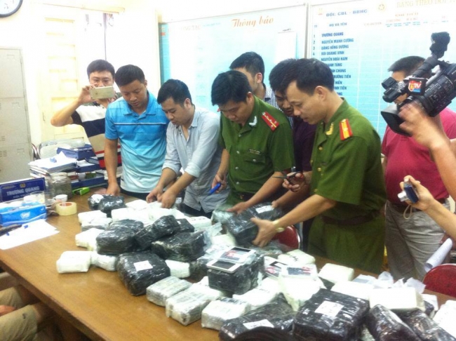 bat giu 1300 smartphone chua ro nguon goc