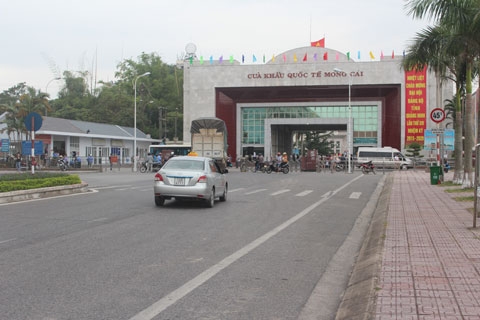 de xuat thi diem hoat dong xe o to du lich tu lai qua cua khau quoc te mong cai
