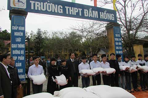 Đảm bảo, kịp thời cho các em học sinh có gạo ăn