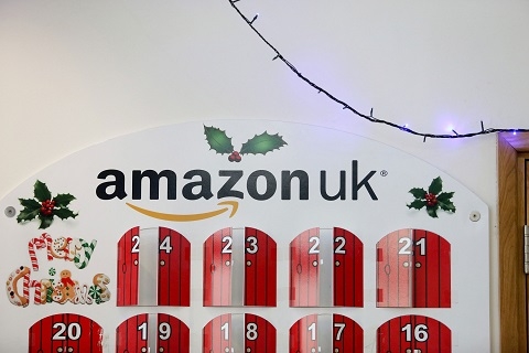 Bên trong nhà kho khổng lồ của Amazon ngày Black Friday