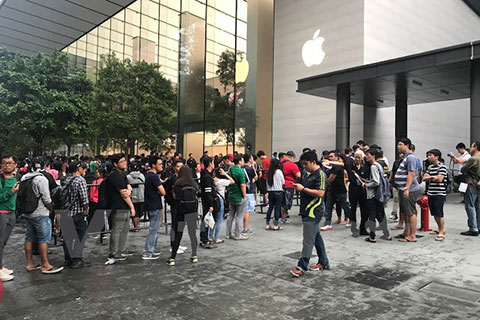 Hàng trăm người Việt sang Singapore xếp hàng mua iPhone X