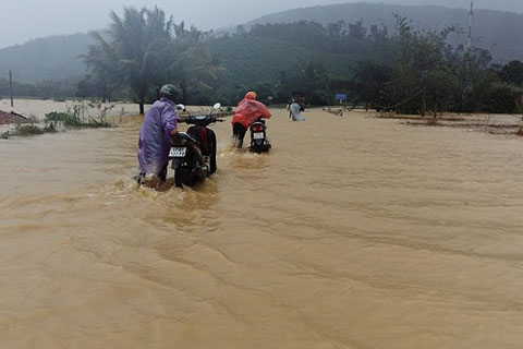 Cứu trợ khẩn cấp cho các tỉnh bị ảnh hưởng nặng nề do bão số 12