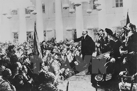 Lenin tuyên bố thành lập Chính quyền Xô Viết Nga