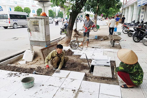 Sẽ kiểm tra chấn chỉnh tình trạng lát đá vỉa hè tràn lan tại Hà Nội