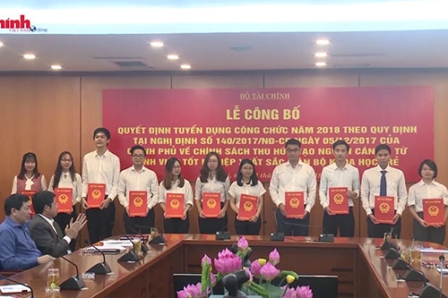 Bộ Tài chính công bố quyết định tuyển dụng công chức