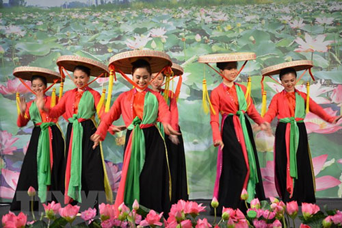 Màn trình diễn múa và hát chèo của đoàn nghệ sỹ Nhà hát Chèo Việt Nam.