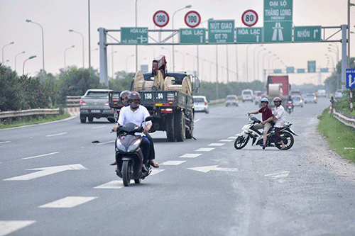 Lưu thông trái phép trên đại lộ Thăng Long sẽ bị lý nghiêm