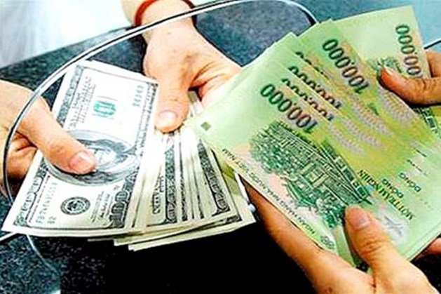 Tỷ giá diễn biến trái chiều trên thị trường ngân hàng và tự do