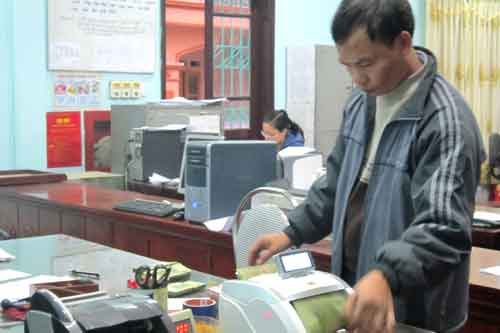 Cán bộ KBNN huyện Thanh Thủy, tỉnh Phú Thọ kiểm đếm tiền trước khi giao cho khách hàng. Ảnh: H.T