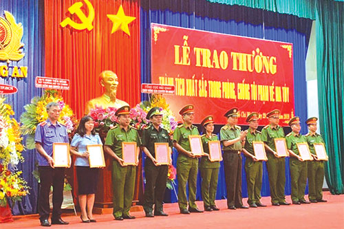 Lãnh đạo Đội 6 (thứ 2 bên trái) vinh dự nhận khen thưởng của Bộ trưởng Bộ Công an Tô Lâm