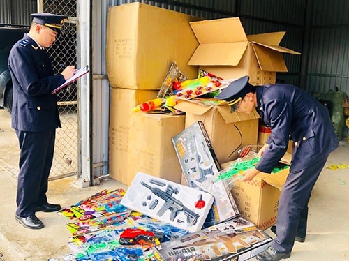 hai quan mong cai bat giu 8 thung carton do choi tre em nhap lau