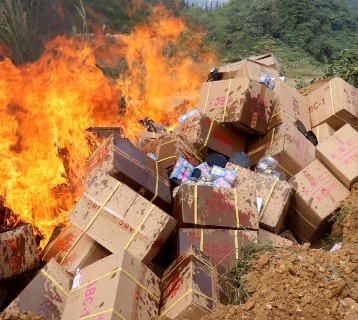 Lào Cai: Tiêu hủy hơn 8,5 tấn bánh kẹo, đồ chơi trẻ em nhập lậu