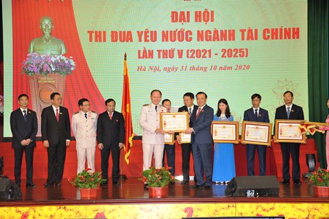 Cục trưởng Cục Hải quan TP. Hồ Chí Minh nhận Huân chương Chiến công hạng Nhất