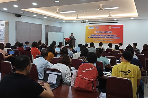 khai giang lop khoi nghiep doi moi sang tao trong fintech