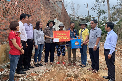ủng hộ đồng b&agrave;o miền trung