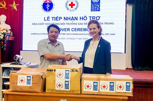 UNDP hỗ trợ khẩn cấp cho người dân bị ảnh hưởng bởi bão lụt ở miền Trung Việt Nam